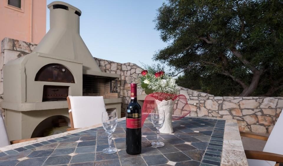 designova-vila-s-bazenem-a-sirym-vyhledem-na-more-kreta-recko