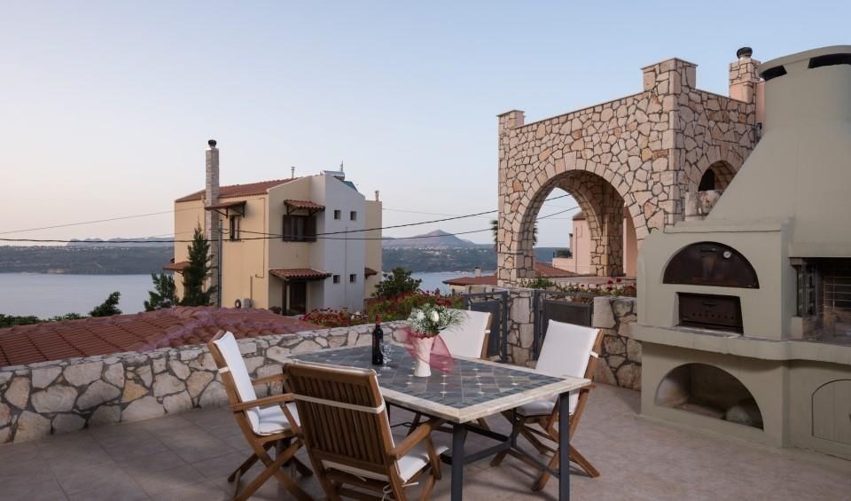 designova-vila-s-bazenem-a-sirym-vyhledem-na-more-kreta-recko