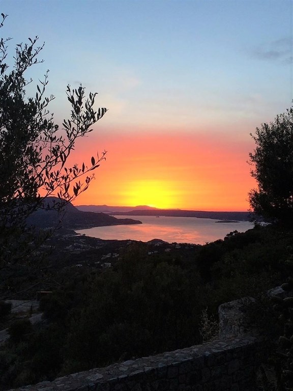 rodinny-dum-se-zahradou-a-vyhledem-na-more-kreta-recko