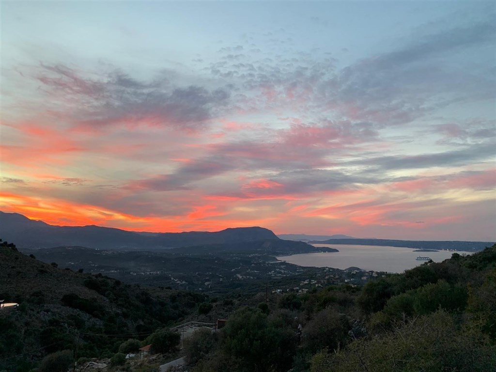 rodinny-dum-se-zahradou-a-vyhledem-na-more-kreta-recko