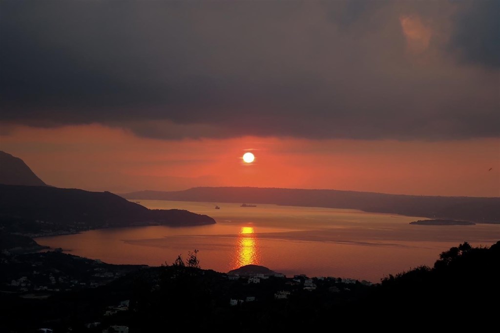 rodinny-dum-se-zahradou-a-vyhledem-na-more-kreta-recko