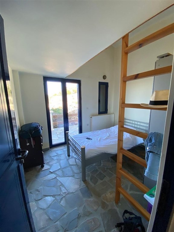 rodinny-dum-se-zahradou-a-vyhledem-na-more-kreta-recko