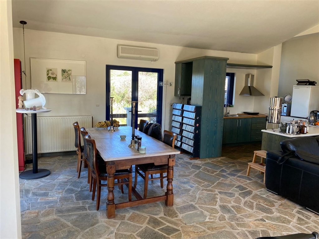 rodinny-dum-se-zahradou-a-vyhledem-na-more-kreta-recko