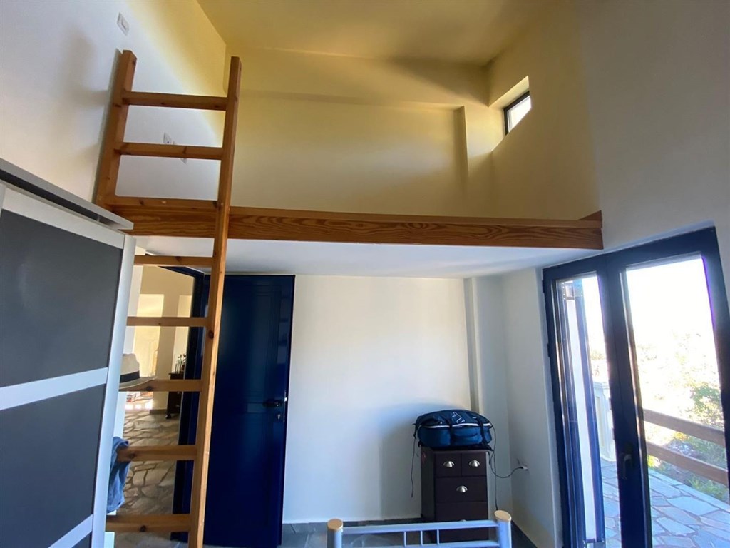 rodinny-dum-se-zahradou-a-vyhledem-na-more-kreta-recko