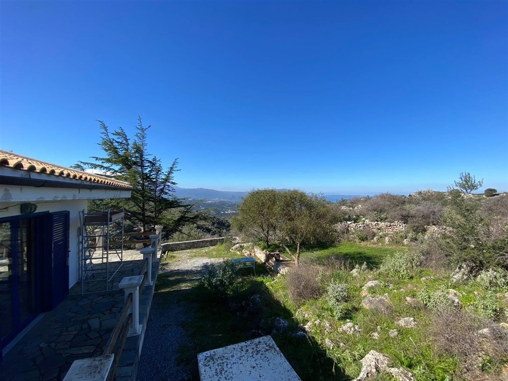 rodinny-dum-se-zahradou-a-vyhledem-na-more-kreta-recko
