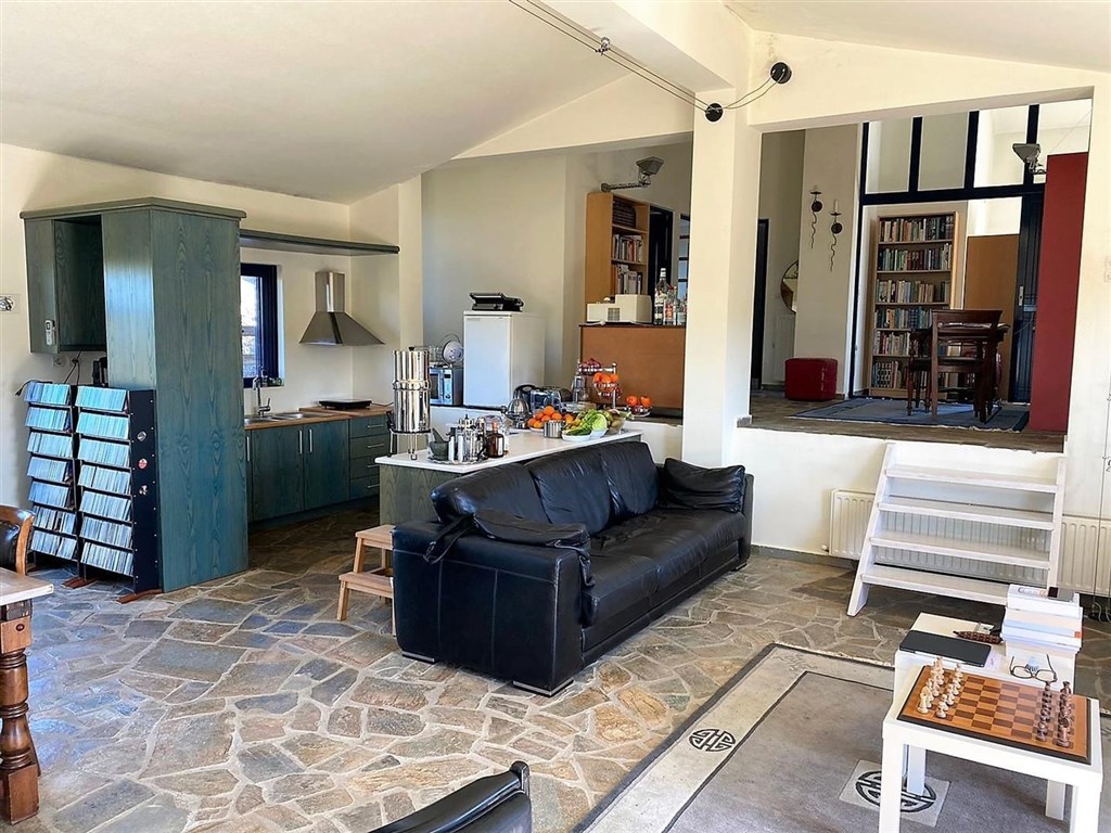 rodinny-dum-se-zahradou-a-vyhledem-na-more-kreta-recko