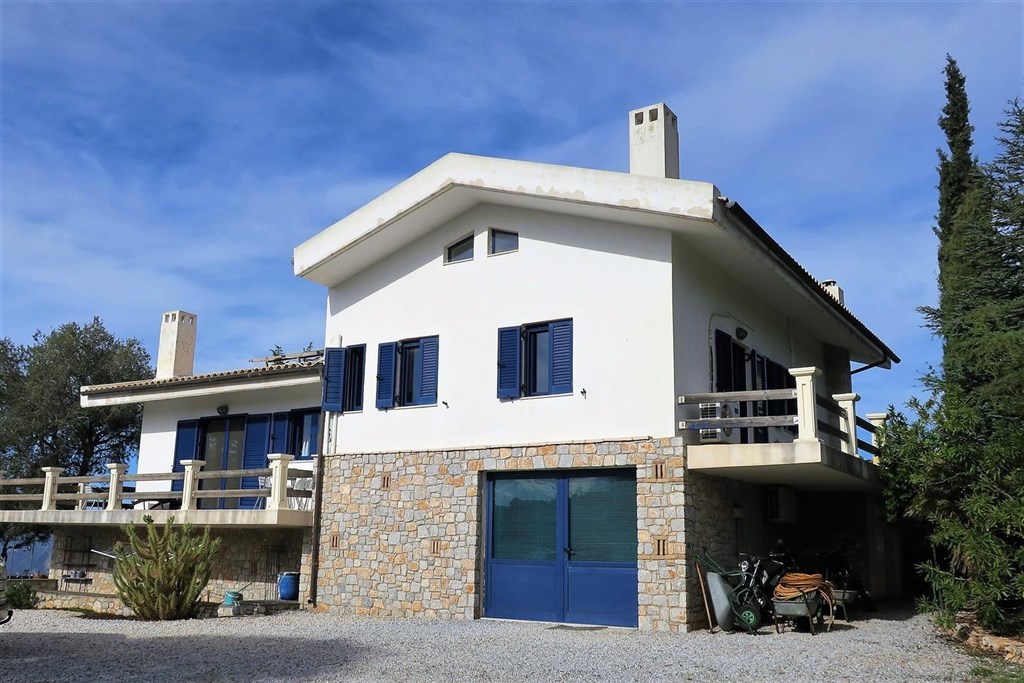 rodinny-dum-se-zahradou-a-vyhledem-na-more-kreta-recko