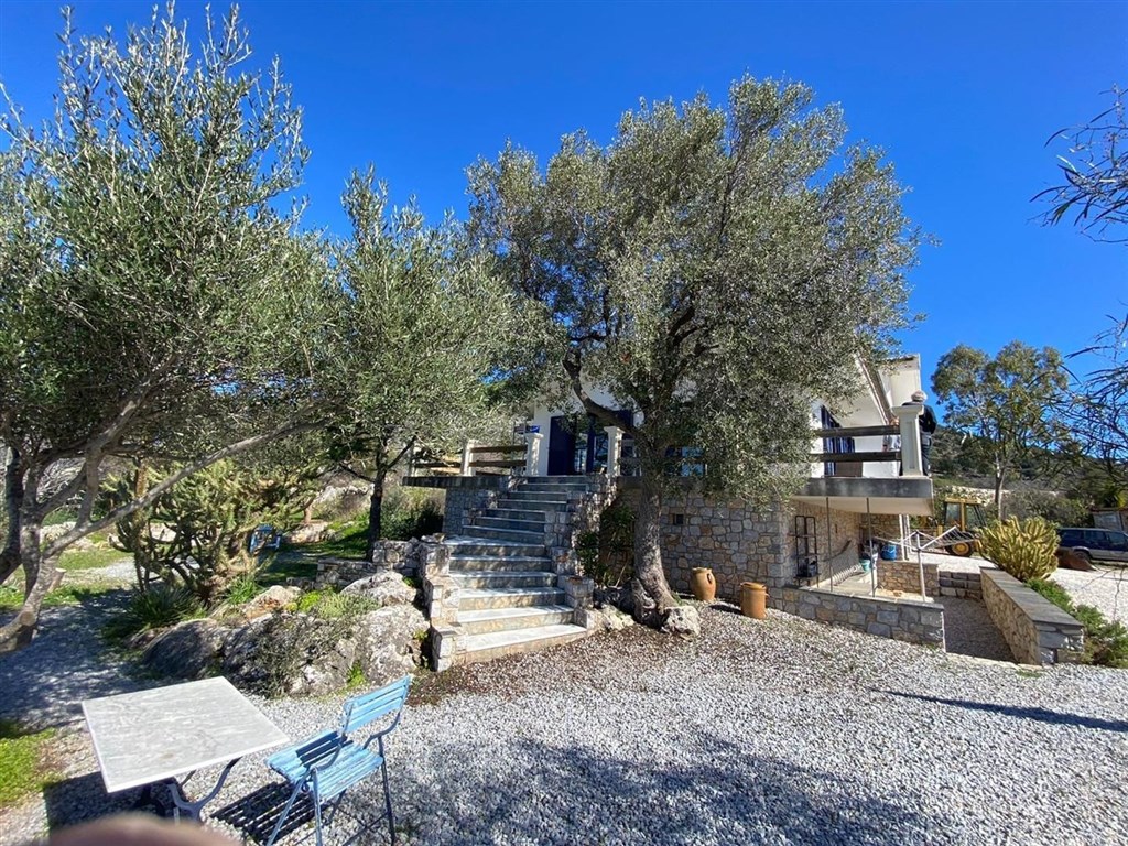 rodinny-dum-se-zahradou-a-vyhledem-na-more-kreta-recko