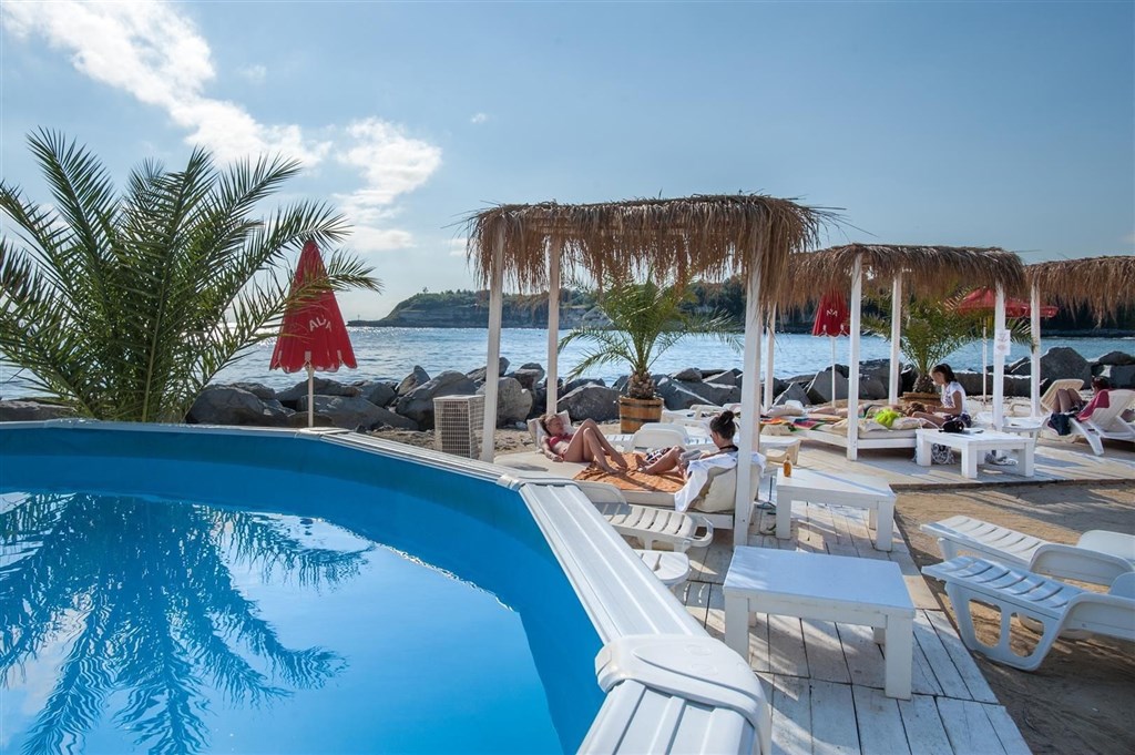 na-prodej-prostorny-apartman-v-komplexu-hermes-club-hotel-and-apartments-u-more-carevo-bulharsko