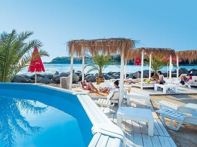 na-prodej-prostorny-apartman-v-komplexu-hermes-club-hotel-and-apartments-u-more-carevo-bulharsko