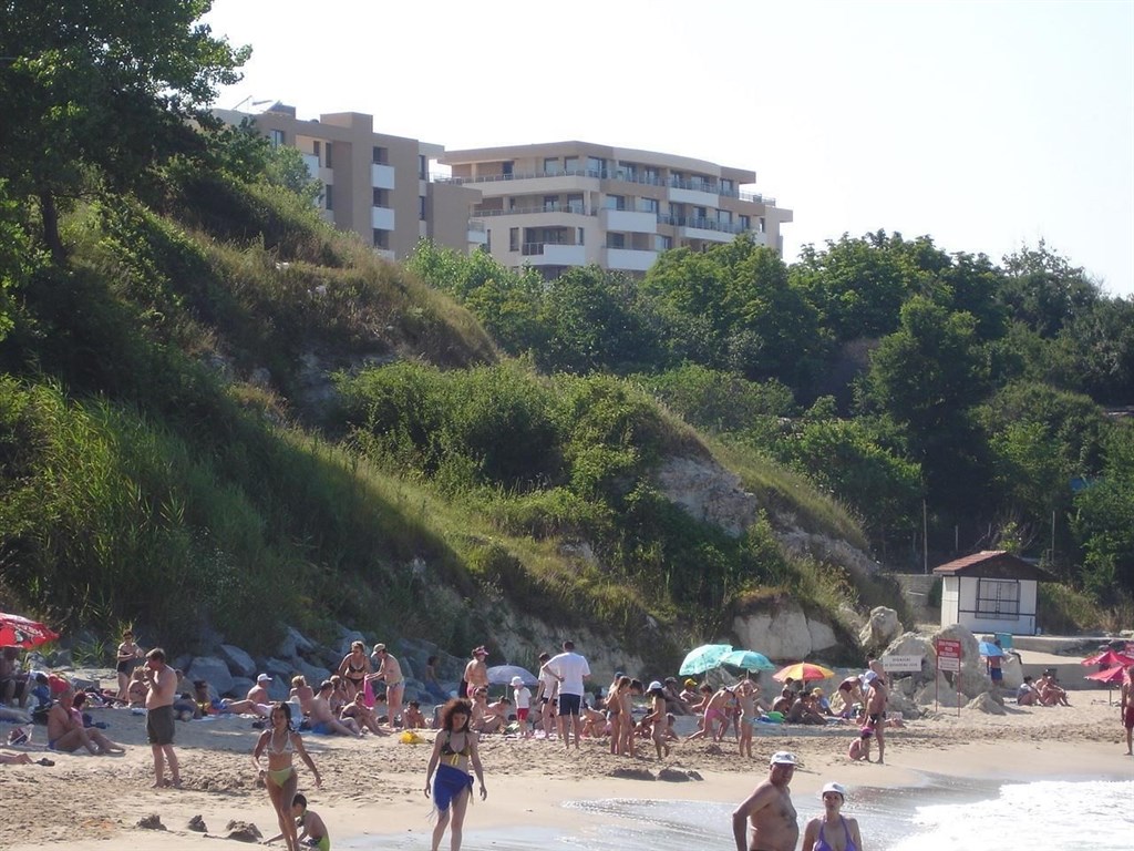 na-prodej-prostorny-apartman-v-komplexu-hermes-club-hotel-and-apartments-u-more-carevo-bulharsko