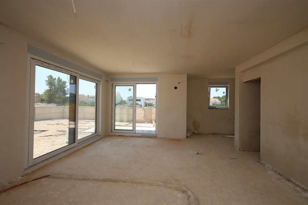 na-prodej-rodinny-dum-s-bazenem-a-stresni-terasou-srima-chorvatsko