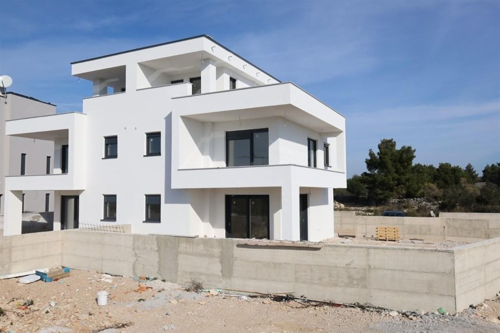 na-prodej-rodinny-dum-s-bazenem-a-stresni-terasou-srima-chorvatsko