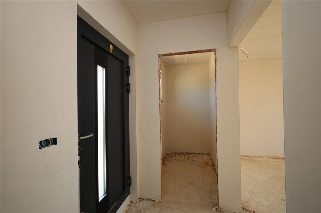 na-prodej-rodinny-dum-s-bazenem-a-stresni-terasou-srima-chorvatsko