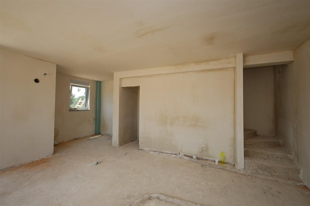 na-prodej-rodinny-dum-s-bazenem-a-stresni-terasou-srima-chorvatsko