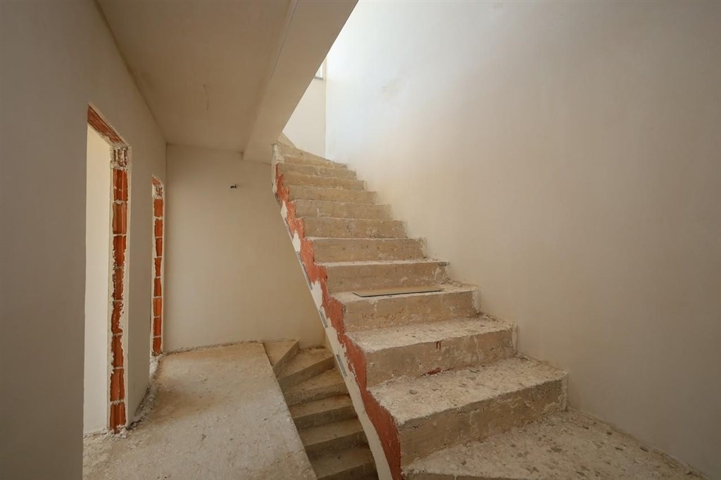 na-prodej-rodinny-dum-s-bazenem-a-stresni-terasou-srima-chorvatsko