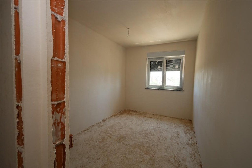 na-prodej-rodinny-dum-s-bazenem-a-stresni-terasou-srima-chorvatsko