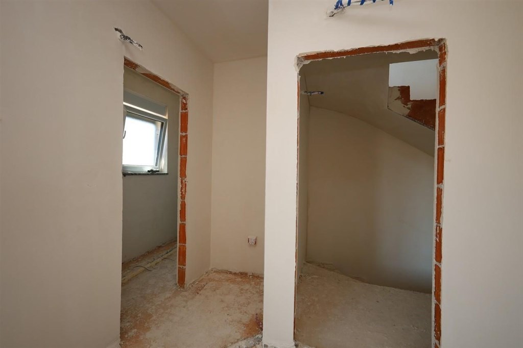 na-prodej-rodinny-dum-s-bazenem-a-stresni-terasou-srima-chorvatsko