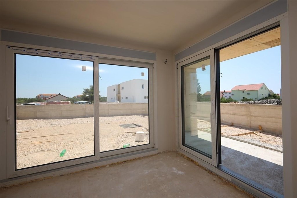 na-prodej-rodinny-dum-s-bazenem-a-stresni-terasou-srima-chorvatsko