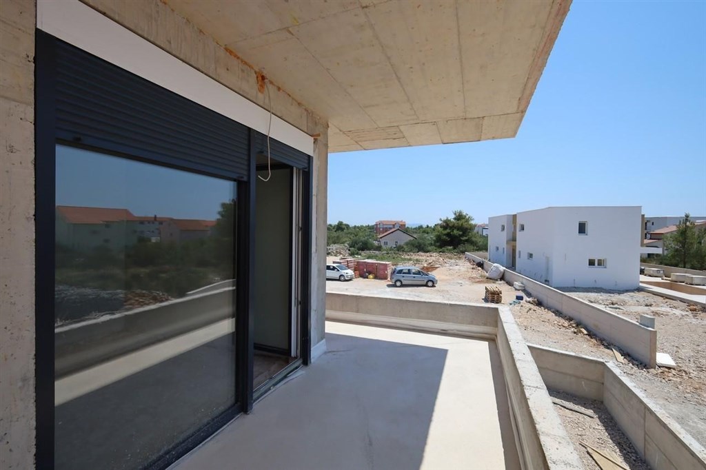 na-prodej-rodinny-dum-s-bazenem-a-stresni-terasou-srima-chorvatsko