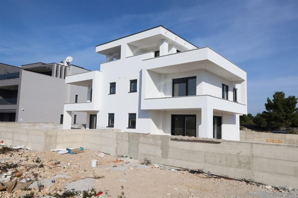 na-prodej-rodinny-dum-s-bazenem-a-stresni-terasou-srima-chorvatsko