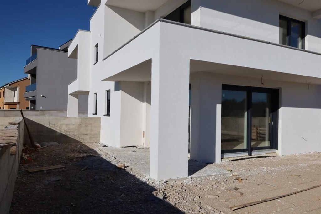 na-prodej-rodinny-dum-s-bazenem-a-stresni-terasou-srima-chorvatsko