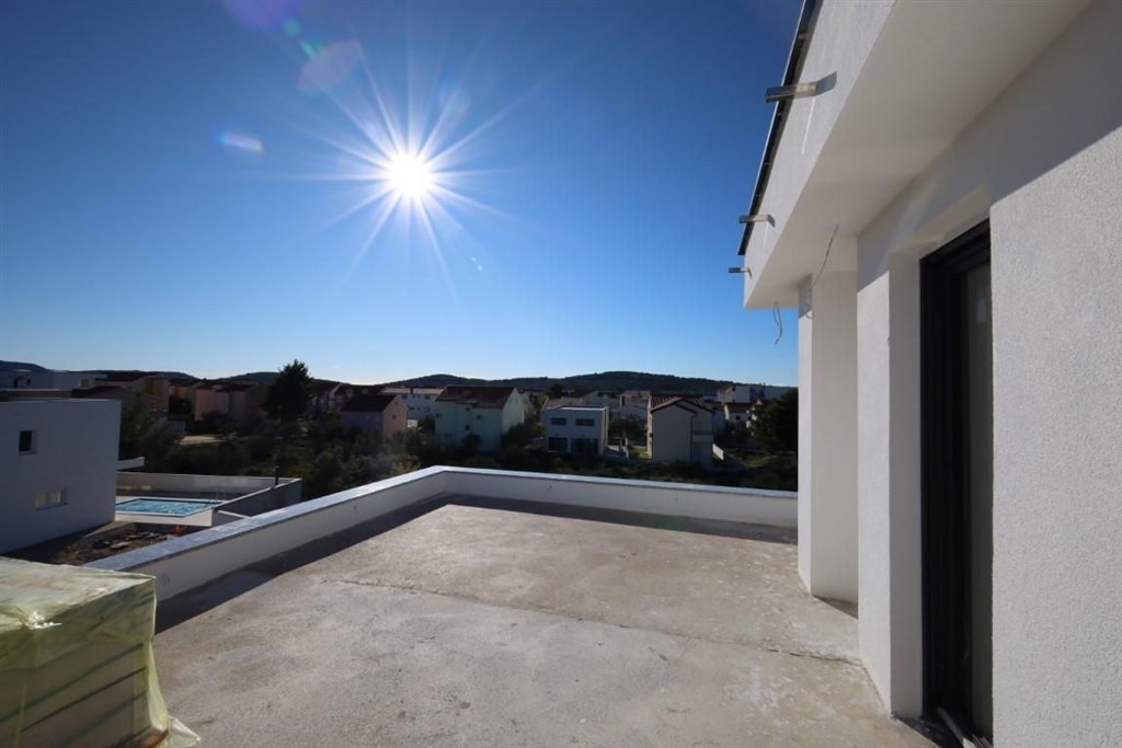 na-prodej-rodinny-dum-s-bazenem-a-stresni-terasou-srima-chorvatsko