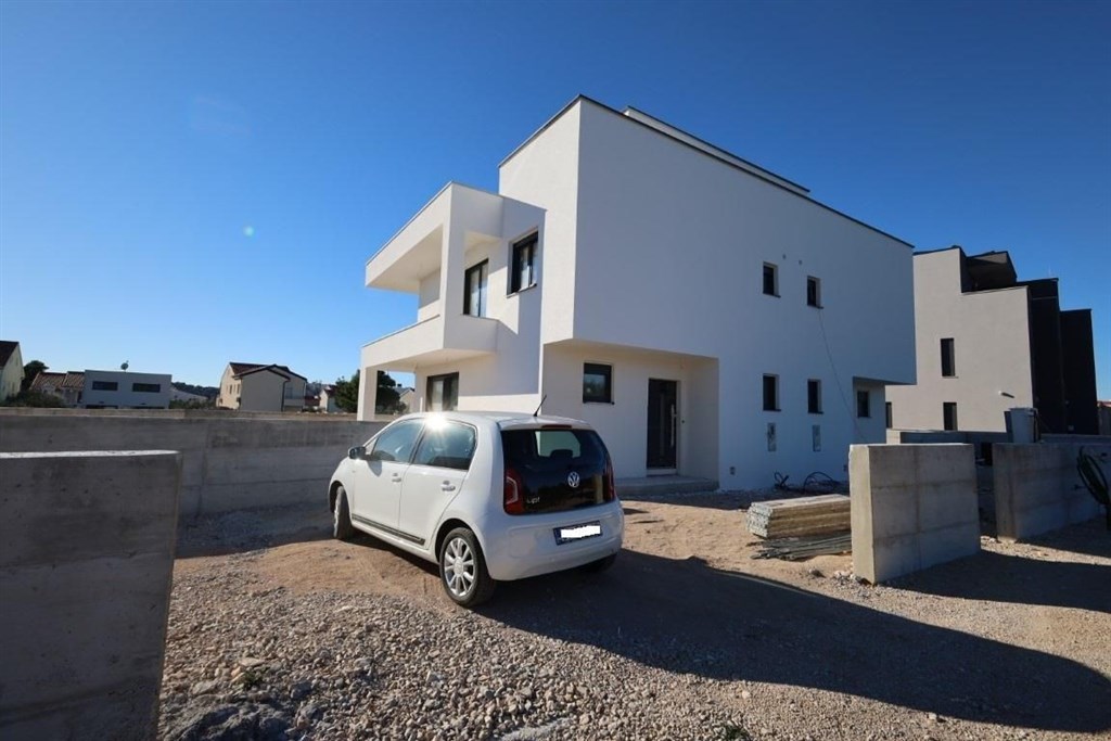 na-prodej-rodinny-dum-s-bazenem-a-stresni-terasou-srima-chorvatsko