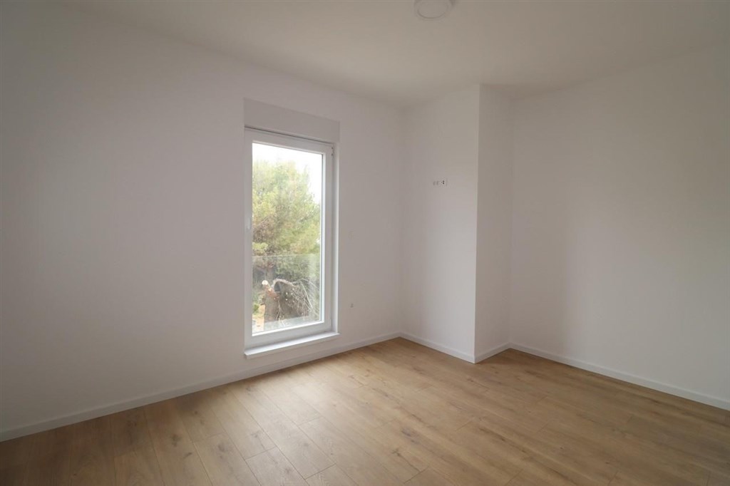 novy-apartman-s-terasou-ve-2-rade-u-more-srima-chorvatsko