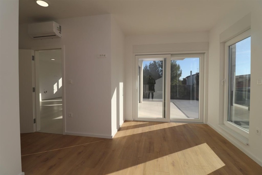 novy-apartman-s-terasou-ve-2-rade-u-more-srima-chorvatsko