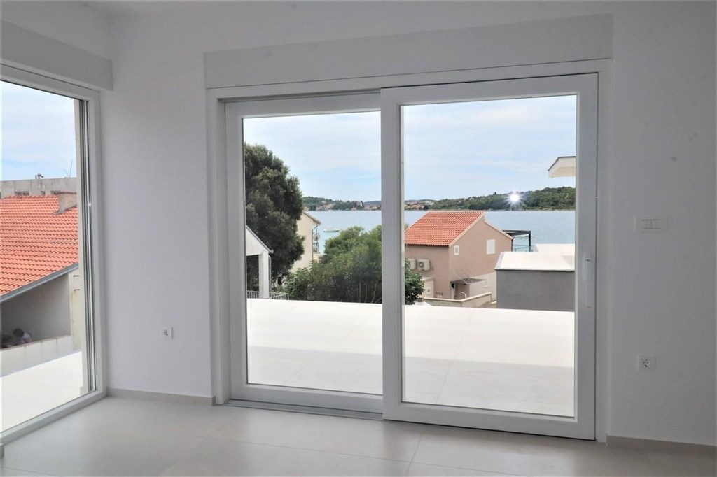 novy-apartman-s-terasou-ve-2-rade-u-more-srima-chorvatsko