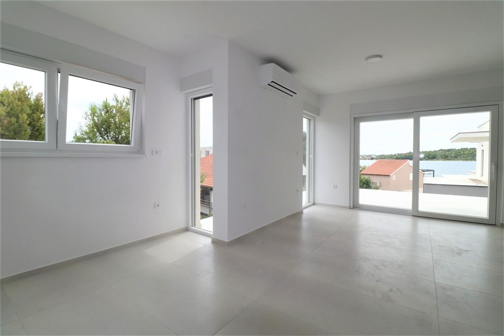 novy-apartman-s-terasou-ve-2-rade-u-more-srima-chorvatsko