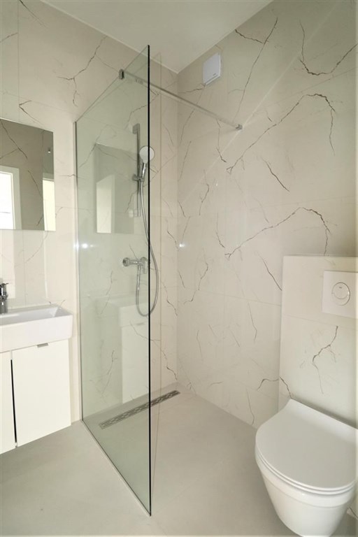 novy-apartman-s-terasou-ve-2-rade-u-more-srima-chorvatsko
