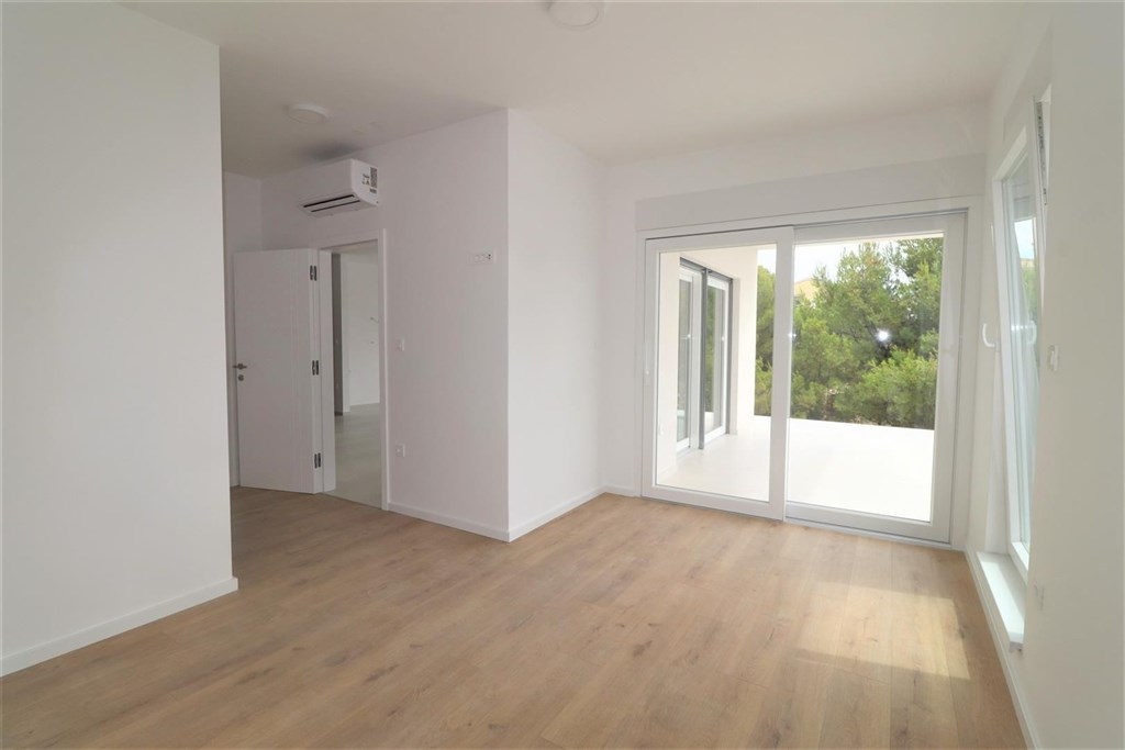 novy-apartman-s-terasou-ve-2-rade-u-more-srima-chorvatsko