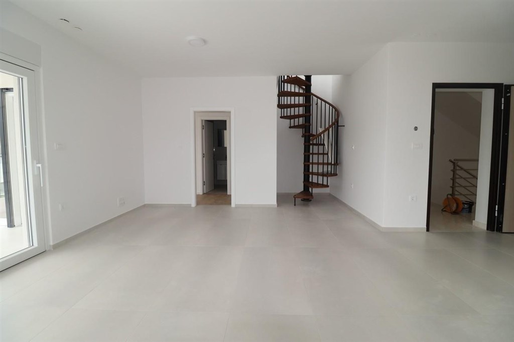 novy-apartman-s-terasou-ve-2-rade-u-more-srima-chorvatsko