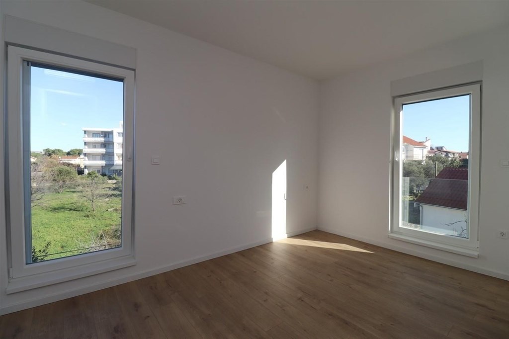 novy-apartman-s-terasou-ve-2-rade-u-more-srima-chorvatsko