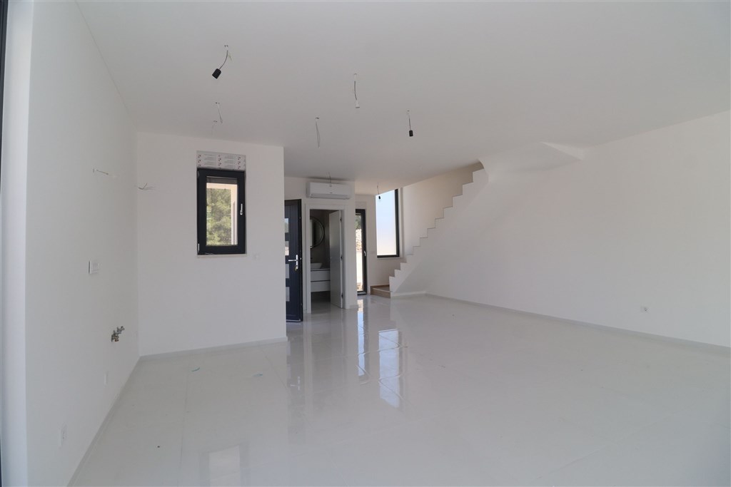 na-prodej-radovy-rodinny-dum-s-bazenem-srima-chorvatsko