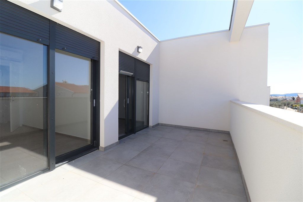 na-prodej-radovy-rodinny-dum-s-bazenem-srima-chorvatsko