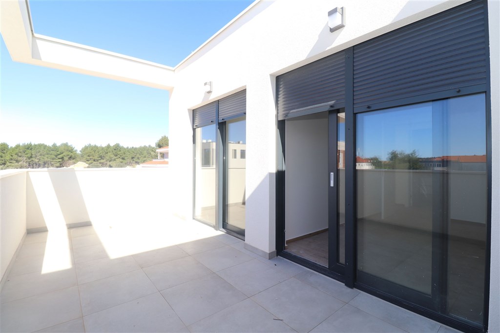 na-prodej-radovy-rodinny-dum-s-bazenem-srima-chorvatsko