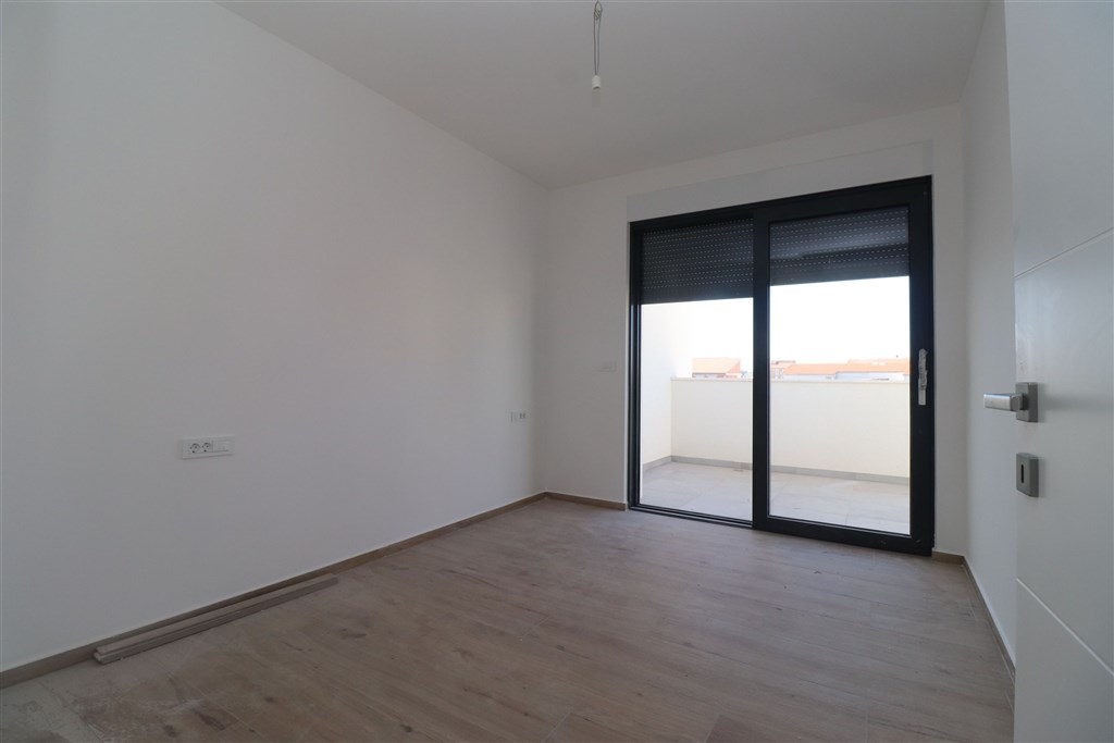 na-prodej-radovy-rodinny-dum-s-bazenem-srima-chorvatsko