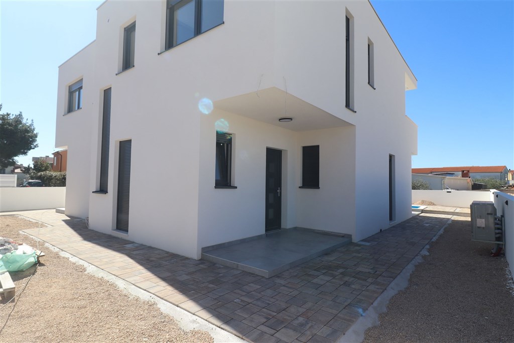 na-prodej-radovy-rodinny-dum-s-bazenem-srima-chorvatsko