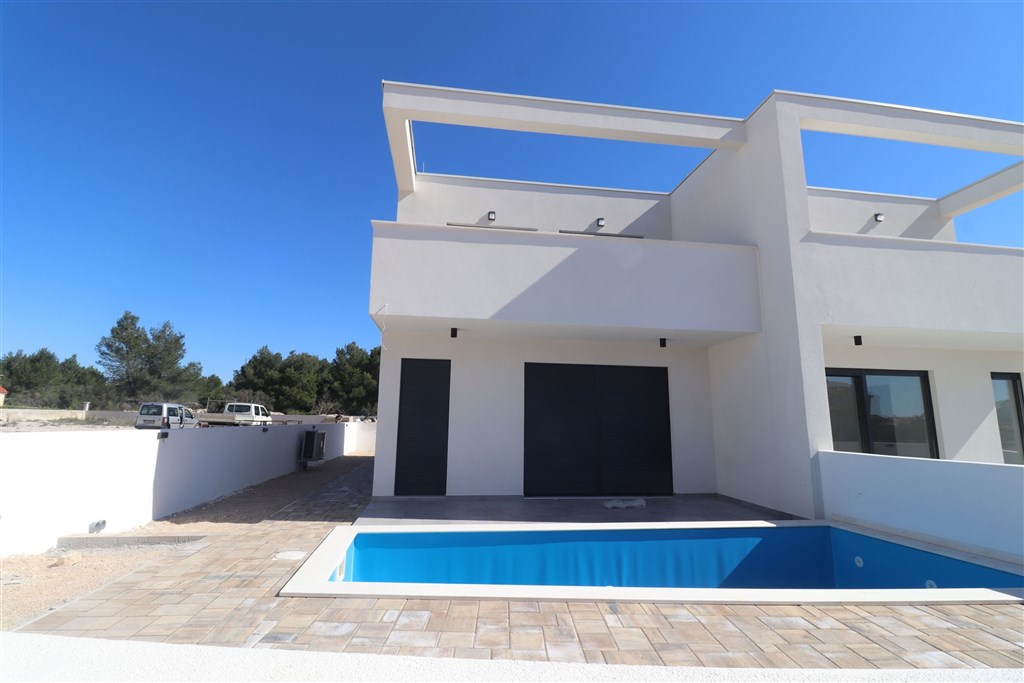 na-prodej-radovy-rodinny-dum-s-bazenem-srima-chorvatsko