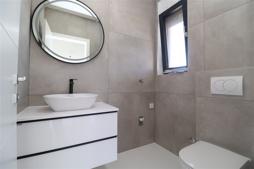 na-prodej-radovy-rodinny-dum-s-bazenem-srima-chorvatsko