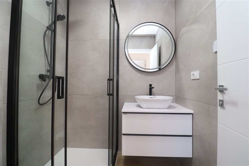 na-prodej-radovy-rodinny-dum-s-bazenem-srima-chorvatsko