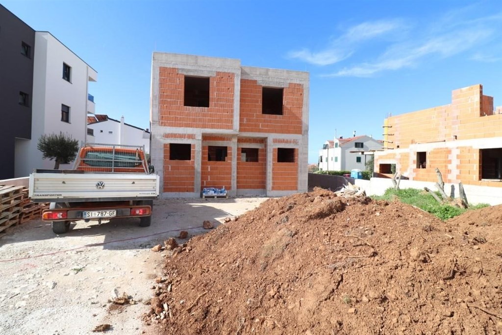 na-prodej-radovy-rodinny-dum-se-zahradou-vodice-chorvatsko