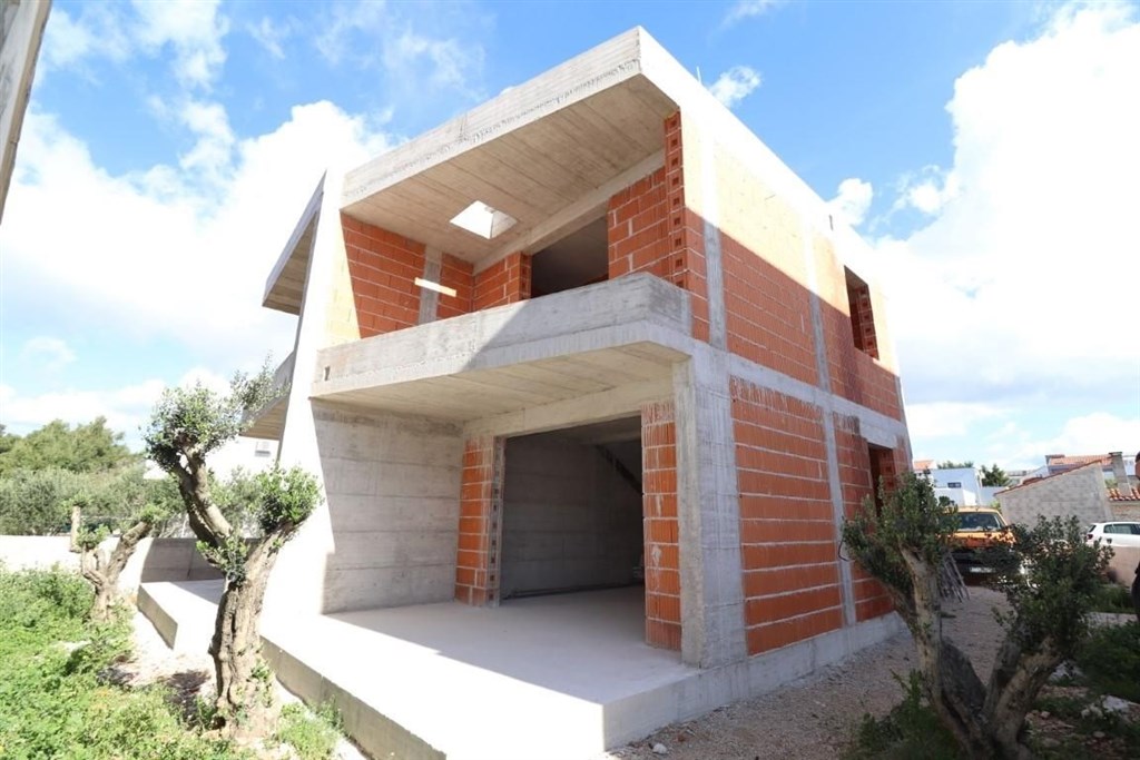 na-prodej-radovy-rodinny-dum-se-zahradou-vodice-chorvatsko