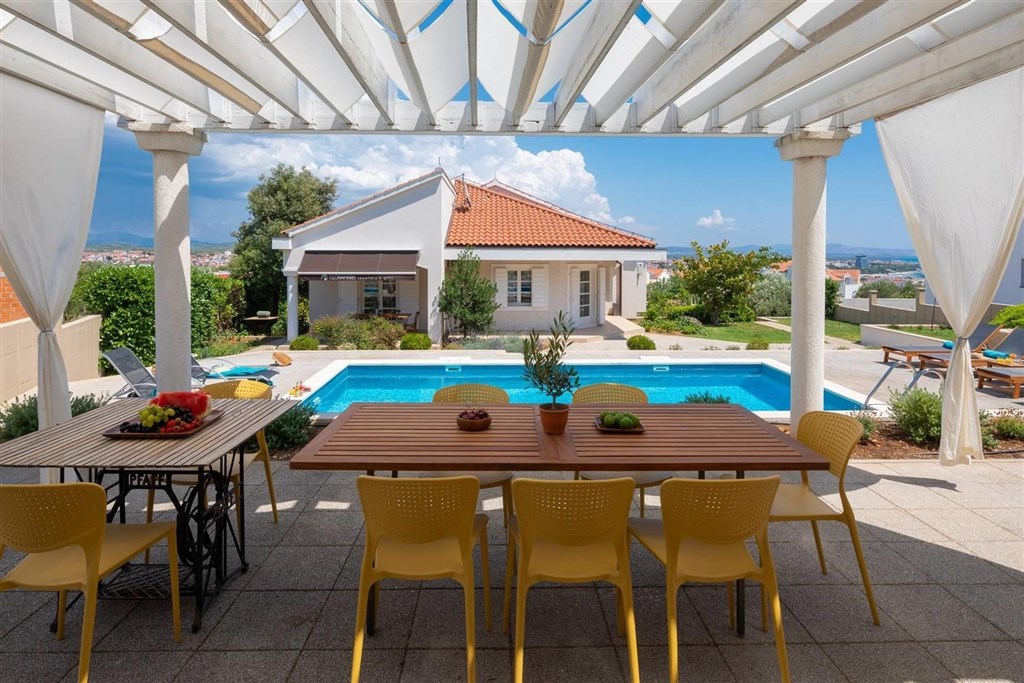 na-prodej-moderni-vila-se-zahradou-a-bazenem-vodice-chorvatsko