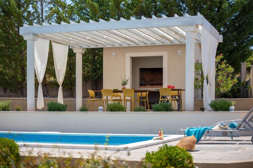 na-prodej-moderni-vila-se-zahradou-a-bazenem-vodice-chorvatsko