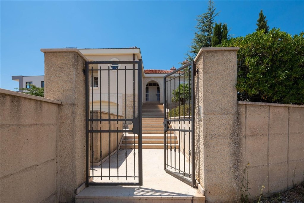 na-prodej-moderni-vila-se-zahradou-a-bazenem-vodice-chorvatsko