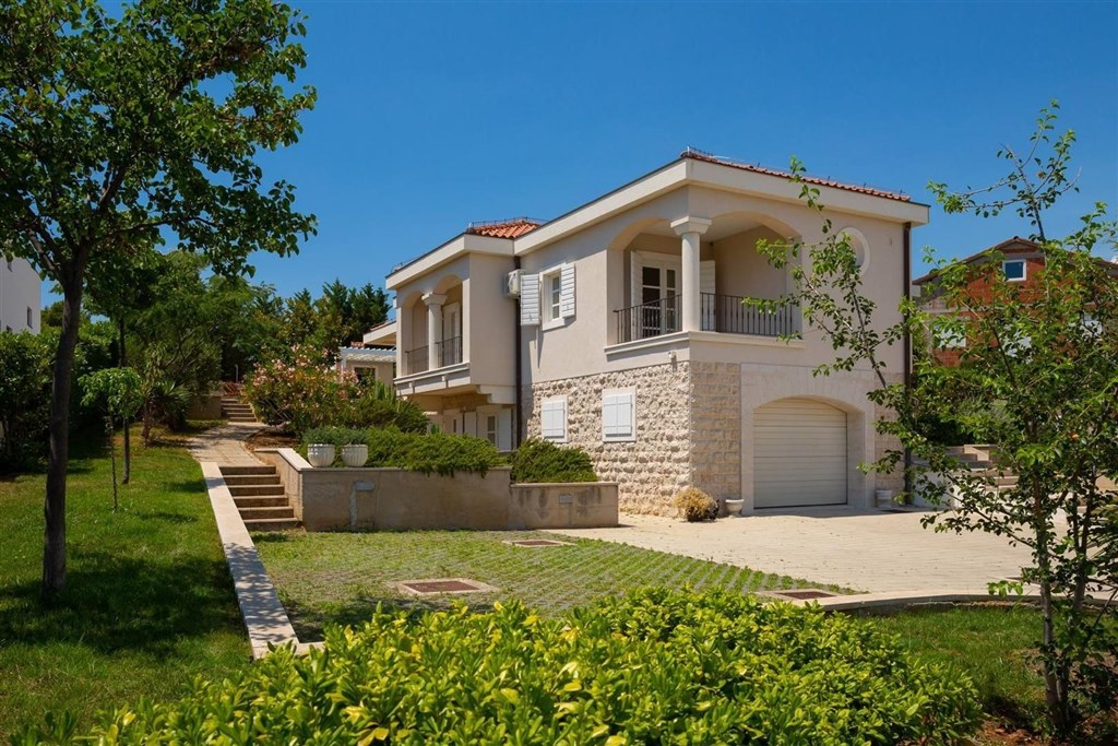 na-prodej-moderni-vila-se-zahradou-a-bazenem-vodice-chorvatsko